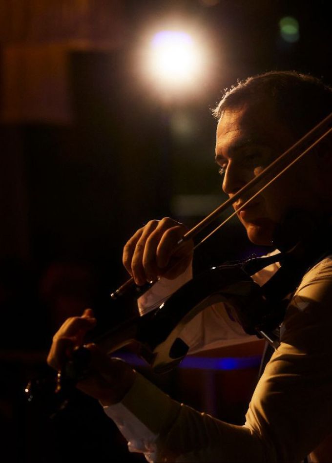 Искусство скрипки и живописи: камерный вечер при свечах