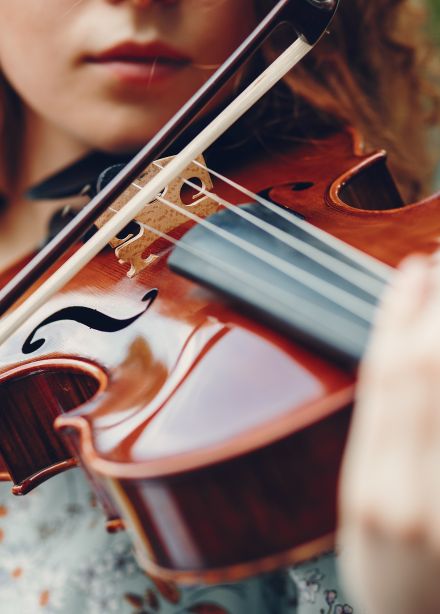 И жизнь кипит, и песни льются