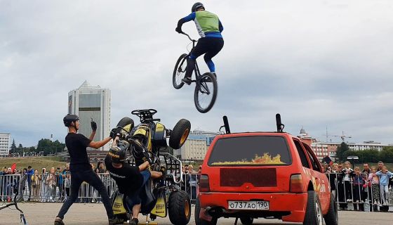 Шоу каскадеров «Битва машин»